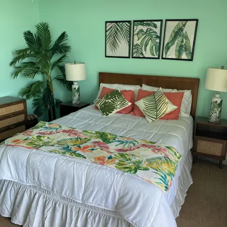 Charming beach front condo, Freeport ,Coral Beach, with AC/WiFi, salon/spa, pool