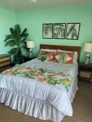 Charming beach front condo, Freeport ,Coral Beach, with AC/WiFi, salon/spa, pool