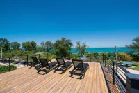 Luxury Beachfront Home! Steps to Beach and Shopping and Sweeping Bay Views! - 무료 와이파이