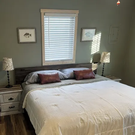 Charming 3-bedroom cabin right on the sandy shore of beautiful Star Lake.