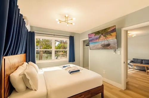 3 min to beach ~ pool ~ free parking