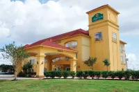 La Quinta Inn & Suites by Wyndham Angleton - 2-Star