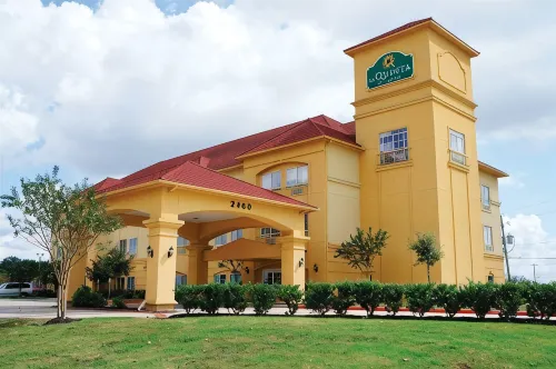 La Quinta Inn & Suites by Wyndham Angleton - parking