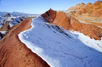 Floral Hotel·  Qilian Xiaozhu Hotel (Zhangye Danxia) - Bergblick