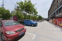 ZhengJi Hotel (Jingrun Central City, South Gate, Shouxian Ancient City) - parking