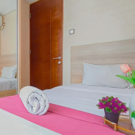 Tranquil 2BR for 3 Pax at Linden Apartment By Travelio Hôtels à : Wonokromo