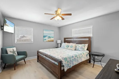 Cozy Beach House ( Walking Distance to Beach) - 2-Star