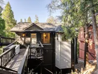 Serene Treetop Getaway- Cozy & Modern Tri-Level Mountain Cabin 크레스틀린 호텔