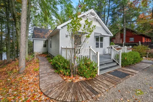 Peaceful Lakefront Retreat w/ Hot Tub, Fire Pit, Game Room, Screened Deck - 4 stjerner