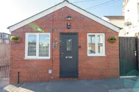 Cosy Central Cardiff Bungalow - Kitchenette