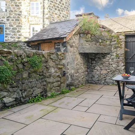 Cosy cottage for two, dog friendly with log burner