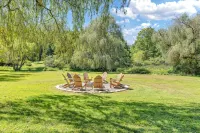 Whispering Willow Retreat - Hot Tub & Fire Pit, 14Min to NRG - 4-Star