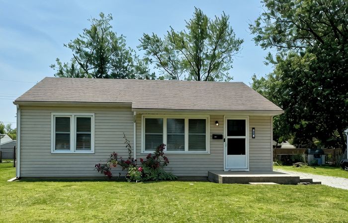 Fortville Fun! 2Bedroom-King and Queen. Stylish Home with Game Garage