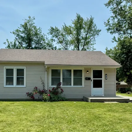 Fortville Fun! 2Bedroom-King and Queen. Stylish Home with Game Garage