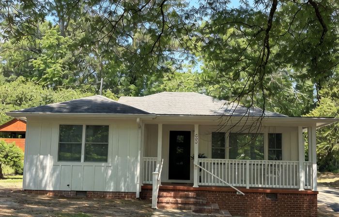 Cozy & Stylish 3 Bedroom Black and White Cottage. Perfect for Families & Groups!