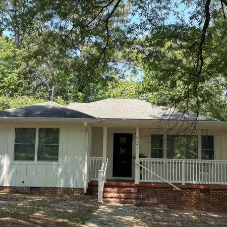 Cozy & Stylish 3 Bedroom Black and White Cottage. Perfect for Families & Groups!