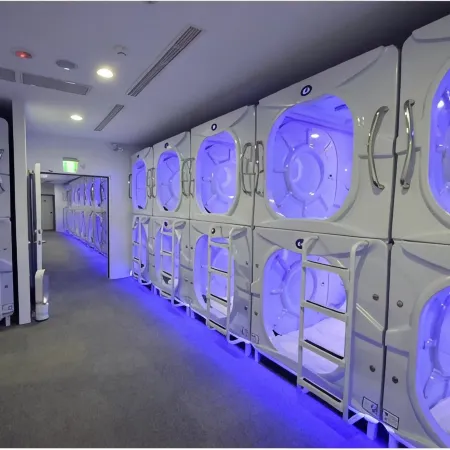 Jianpuke Space Capsule Backpacker Hostel Отели рядом с достопримечательностью «Пляж Victory»