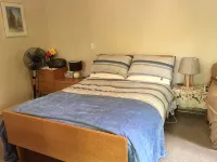 Stand alone cottage in tranquil garden, with balcony, pergola, SkyTV, free Wifi - balcony