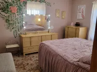 Charming 3-bedroom house with AC, WiFi in pleasant Hardwick Hotels in Rock County