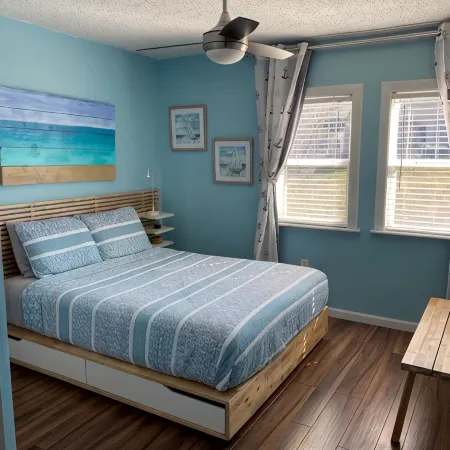 Lake house in Pirate's Cove Pet friendly with large outdoor entertainment area