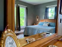 Historic beauty with partial lake views, walking distance to Burnside Marina! Ξενοδοχεία στην πόλη Burnside
