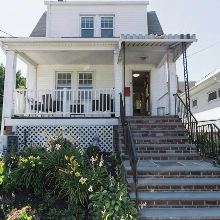 Marvelous 4-bedroom house in Woodlawn Heights, family friendly.