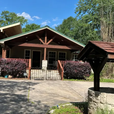 The Manor_4 BR w/ Pool Table, Swimming Pond, and Sand Volleyball