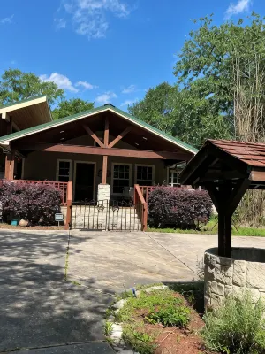 The Manor_4 BR w/ Pool Table, Swimming Pond, and Sand Volleyball