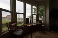 The Cove House- completely renovated 1910 beach house