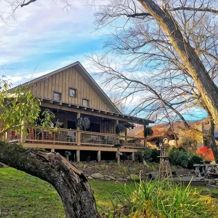 Creekfront Retreat • Hot Tub • Pool Table • Near Town/National Park • Rejuvenate
