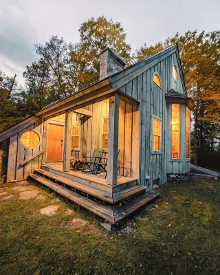Deerwood Hill ~ après ski cabin • hot tub • fire pit • Stratton • Manchester Hotels in 