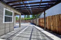 Spacious 4 Br Home, with Fireplace, Wet Bar, Pool, & Indoor Jacuzzi Tub.