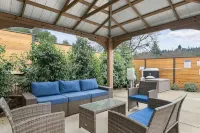 Pool/Hot Tub/75 inch TV/1000mbps/Brand New
