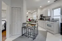 Walkable Chicago Retreat : Cozy 2Br w/ Porch : Near Transit, Dining & Stadiums