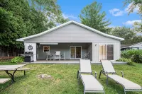 Quiet oasis steps from the water with access to Canadian Lakes amenities! - Wifi