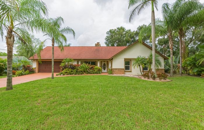 Private Brandon Oasis  Family home w/ Full outdoor kitchen & Bar+ Game room