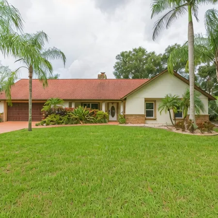 Private Brandon Oasis  Family home w/ Full outdoor kitchen & Bar+ Game room