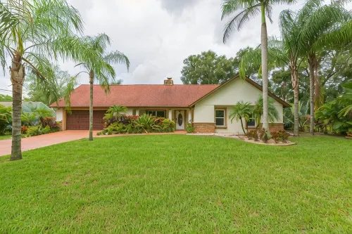 Private Brandon Oasis  Family home w/ Full outdoor kitchen & Bar+ Game room