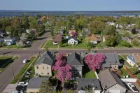 Cheerful 4 Bedroom home close to the waters edge.