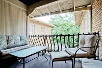 Small Studio Condo -Private Balcony -Free Parking - Homestays