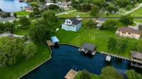 Waterfront with Boat Slip, Sports Bar, SUP'S, Great Location! - 4성급