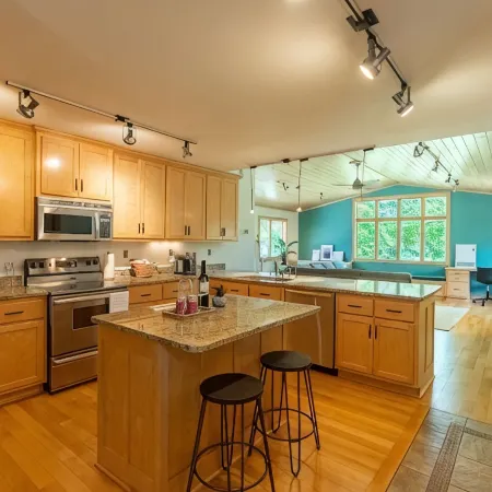 Relaxing Neighborhood Close To Trails, Parks, Lakes, Shops, Restaurants & More!