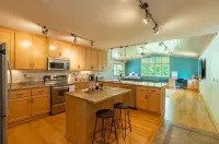 Relaxing Neighborhood Close To Trails, Parks, Lakes, Shops, Restaurants & More!