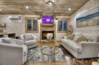 Keturah's Creek - Luxury Couples Tiny Cabin - 8 acres - Alphydda