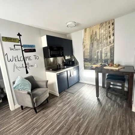 Private/ Pet-friendly Themed Suite with Kitchenette! Fast Wi-Fi, Central