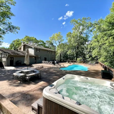 Guest House w/ Pool and Hot Tub! 10min away from Lake Norfork!
