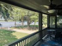 Family friendly lakefront home with private boat ramp and dock - Homestays