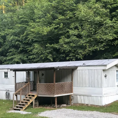 Great place to hit the trails! Quiet place 3 BR, Close to HM trailsLogan County!