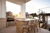 Luxurious Lake Retreat: Sleeps 18, King Suites, Pool, Slide, Sun Deck, Elevator - 4-Star