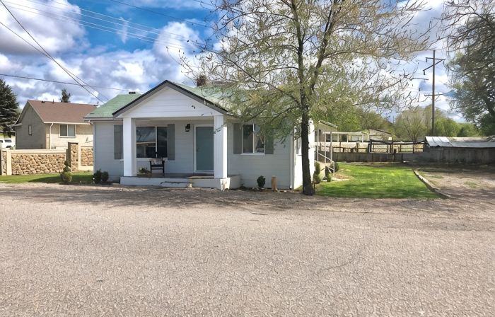 *Gorgeous Hideout, Close to everything, 3 bedrooms, fully remodeled!*